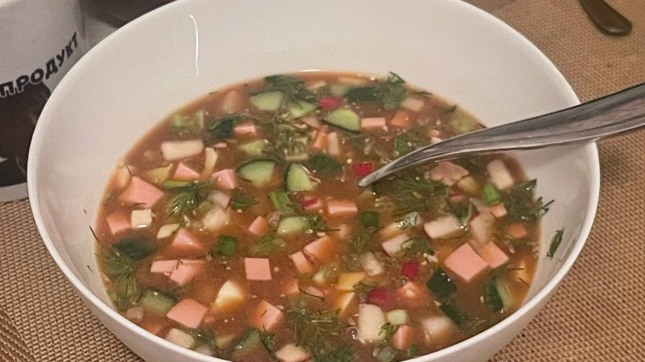 Квас и кефир — мимо: в сезон окрошки гурманы сметают с полок другой продукт — получается гораздо вкуснее Устали от извечных споров о выборе основы для о...