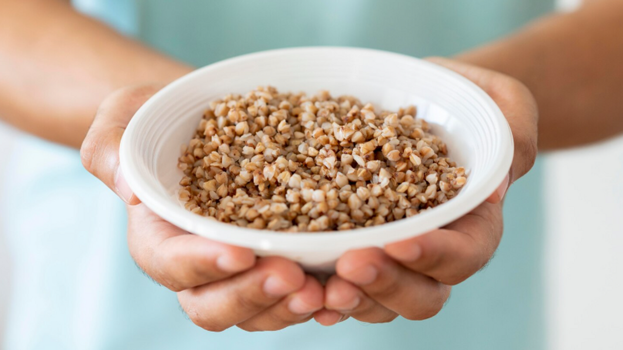 Зелень воскресает за неделю: дешёвая реанимация с помощью кухонных запасов — лучшее средство всегда было у вас под рукой Гречневая вода представляет собой доступный и э...