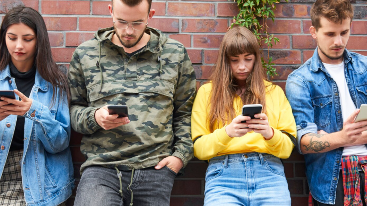 По заявлениям экспертов, большего всего интернетом пользуются зумеры Компания МТС провела исследование потребления у...