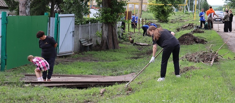 Местные добровольцы из районного Дома молодежных инициатив приходят на помощь жителям Сидоровки, чтобы помочь им восстановить порядок в их личных хозяйствах.