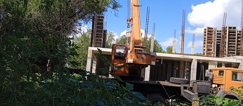 В Новокуйбышевске на ул.Клары Цеткин продолжает...