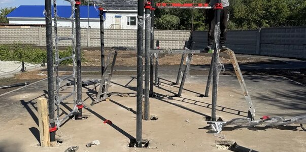 На улице Озëрной начался монтаж воркаут-зоны