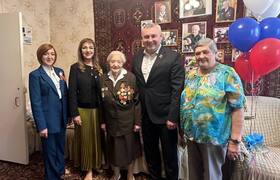 Мэр Новокуйбышевска передал подарок боевой медс...