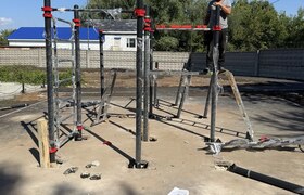 На улице Озëрной начался монтаж воркаут-зоны